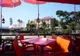 Czerwone stoliki kawiarni nad zatoką w Cascais z widokiem na latarnię Santa Marta