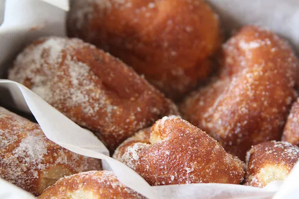 Poznaj przepis na pączki malasada