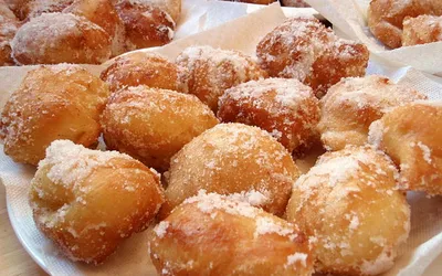 Tradycyjne pączki malasada nie mają dziurki ani nadzienia, a ich kształt jest nieregularny