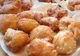 Tradycyjne pączki malasada nie mają dziurki ani nadzienia, a ich kształt jest nieregularny