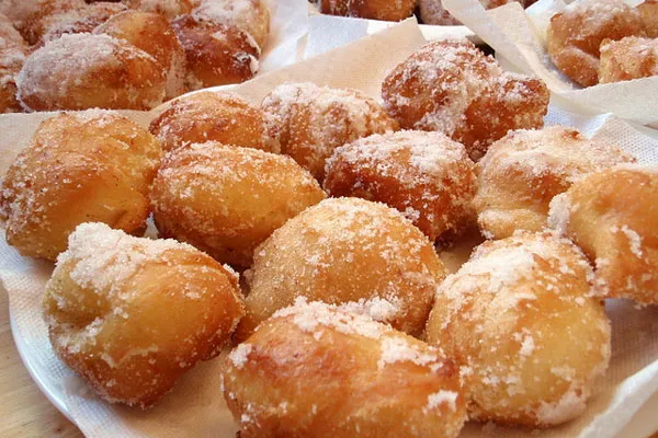 Tradycyjne pączki malasada nie mają dziurki ani nadzienia, a ich kształt jest nieregularny
