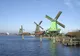 Zielone drewniane wiatraki nad rzeką Zaan w skansenie Zaanse Schans