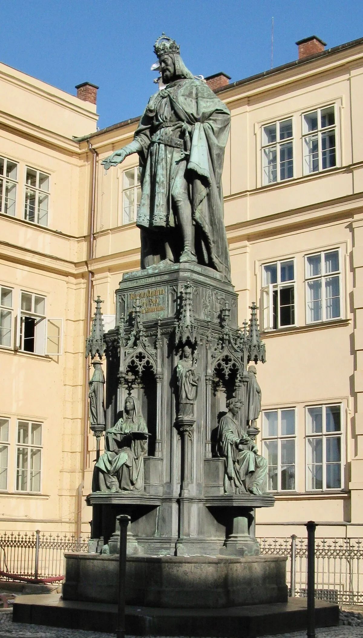 Neogotycki pomnik cesarza Karola IV na placu Krzyżowników w Pradze