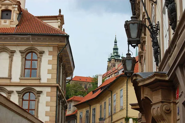 Kamienice na Malej Stranie z wieżą katedry św. Wita w tle
