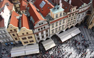 Widok z góry na kamienice i tłum turystów na Rynku Staromiejskim w Pradze