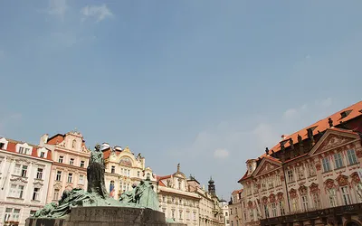 Most Karola po zachodzie słońca