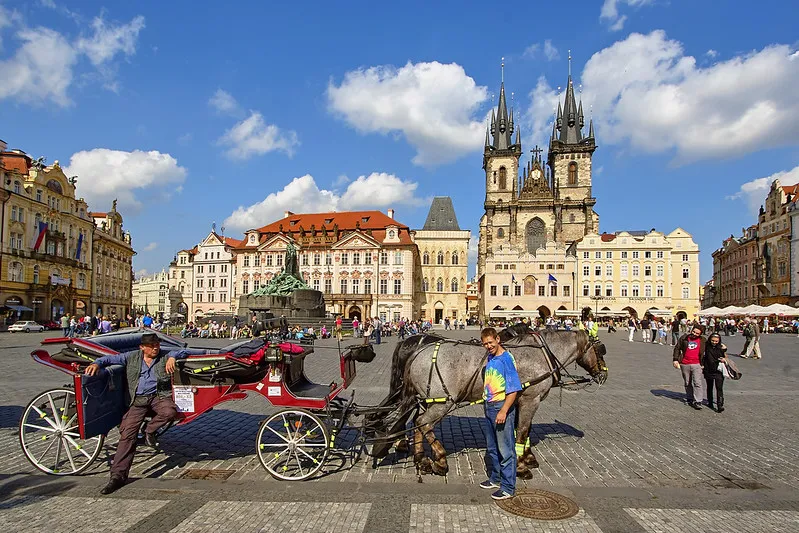 Dorożka i konie na Rynku Staromiejskim przed kościołem Marii Panny przed Tynem