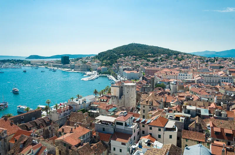 Panorama Splitu z czerwonymi dachami starówki, portem i wzgórzem Marjan