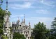 Zdobione wieżyczki pałacu Quinta da Regaleira wśród drzew parku w Sintrze
