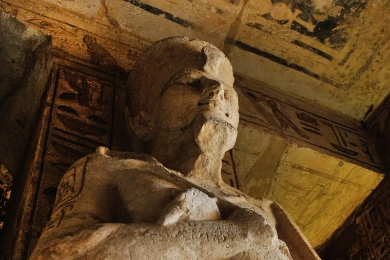 Kamienny posąg Ramzesa II w kształcie Ozyrysa we wnętrzu Wielkiej Świątyni w Abu Simbel
