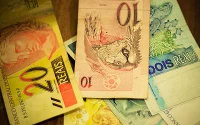 Brazylijskie banknoty 2, 10 i 20 reali rozłożone na stole