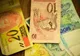 Brazylijskie banknoty 2, 10 i 20 reali rozłożone na stole
