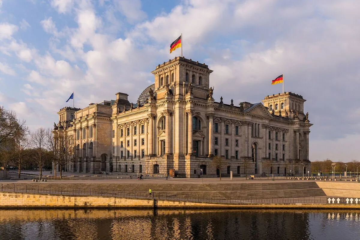 Gmach Reichstagu widziany znad Sprewy
