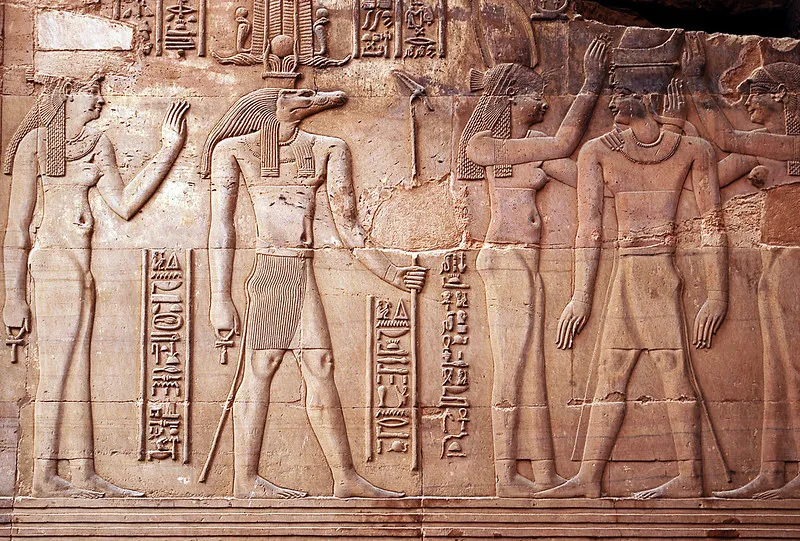 Płaskorzeźba przedstawiająca boginię Hathor i boga Sobka