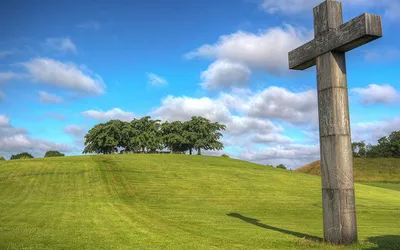 Drewniany krzyż na zielonym wzgórzu, symbol chrześcijaństwa – największej mniejszości religijnej w ZEA
