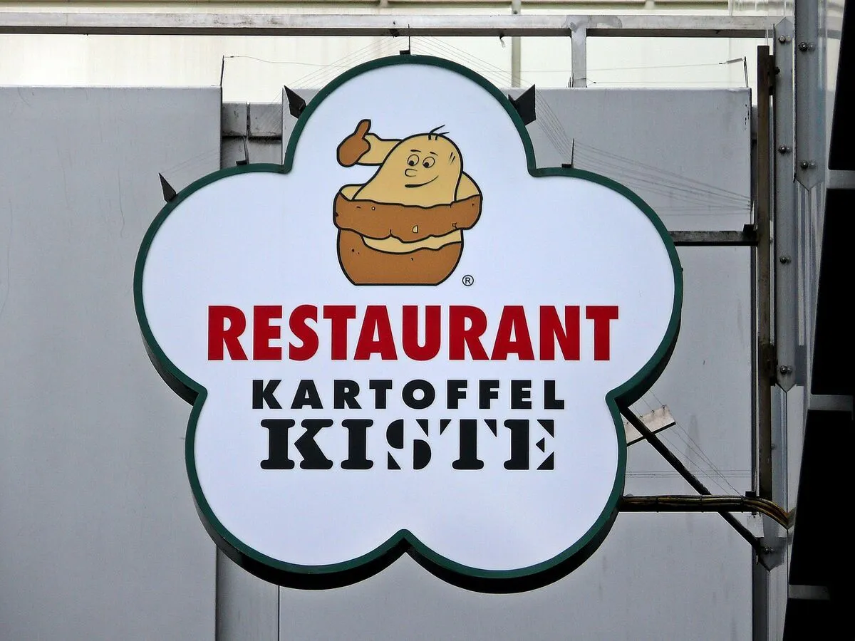 Szyld restauracji Kartoffel Kiste w Berlinie