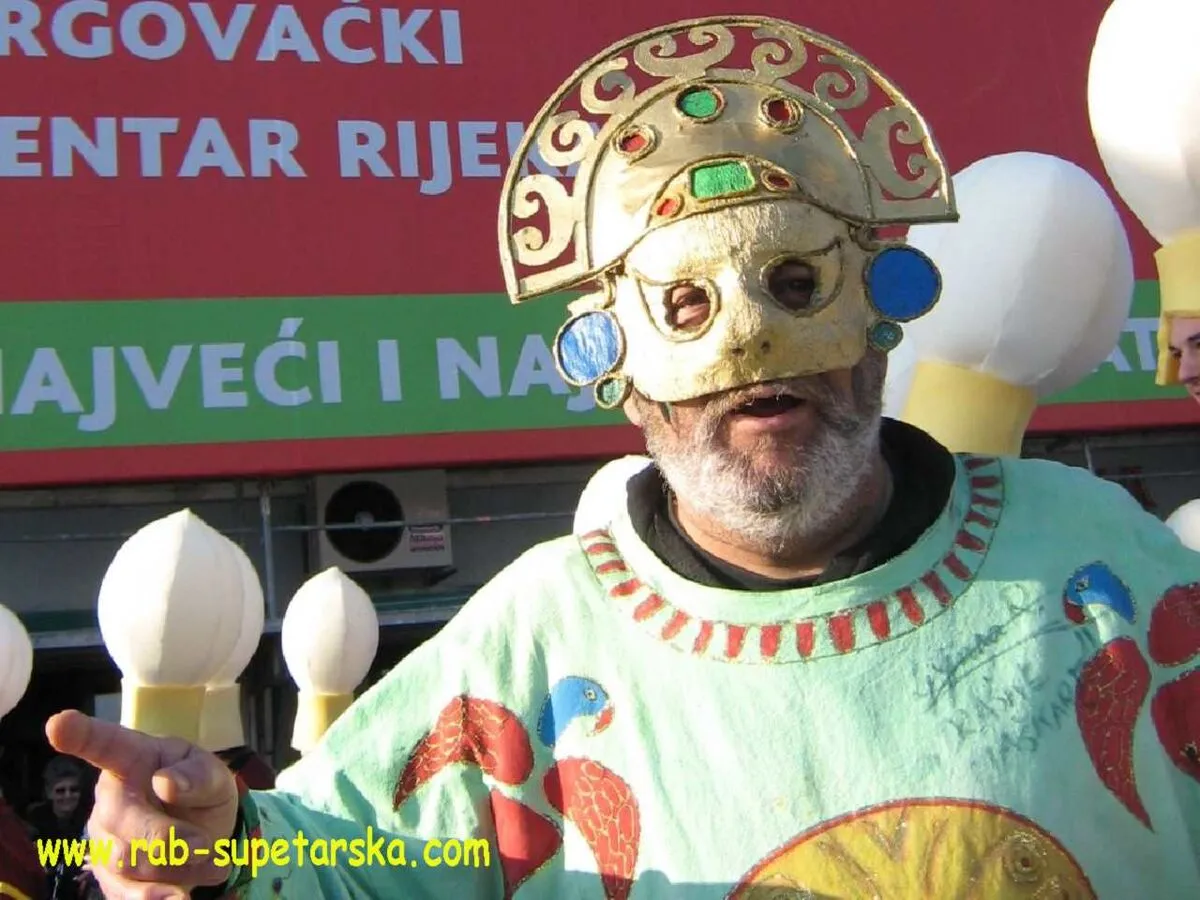 Uczestnik karnawału w Rijece w złotej masce