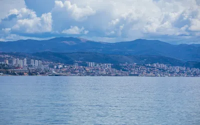 Panorama Rijeki widziana z morza, z górami za miastem