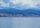 Panorama Rijeki widziana z morza, z górami za miastem
