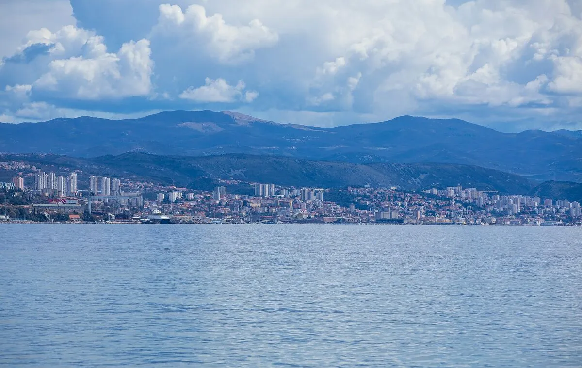Panorama Rijeki widziana z morza, z górami za miastem