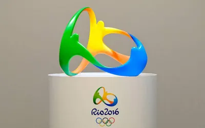 Rzeźba z logo igrzysk olimpijskich Rio 2016 na białym postumencie