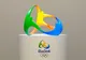 Rzeźba z logo igrzysk olimpijskich Rio 2016 na białym postumencie