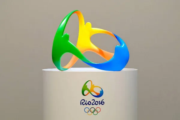 Rzeźba z logo igrzysk olimpijskich Rio 2016 na białym postumencie