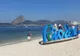 Napis Rio 2016 na plaży w Rio de Janeiro, w tle Głowa Cukru