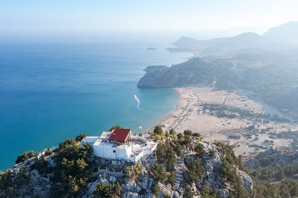 Klasztor Panagia Tsambika na wzgórzu nad plażą Tsambika
