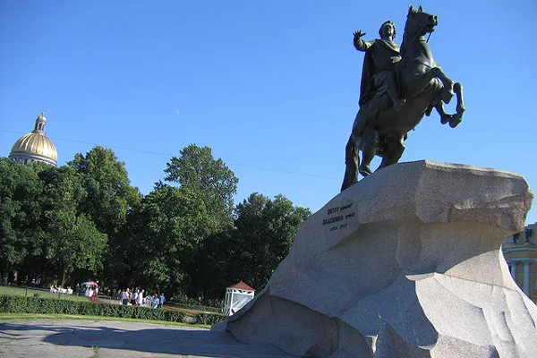Konny pomnik wzniesiony z rozkazu Katarzyny II ku pamięci Piotra I