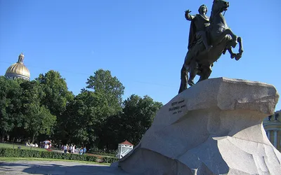 Miedziany Jeździec – konny pomnik Piotra I na granitowym Kamieniu Gromu w Petersburgu