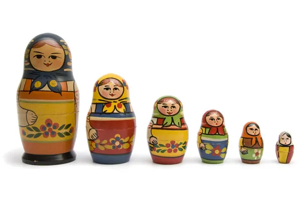 Sześć malowanych matrioszek ustawionych od największej do najmniejszej