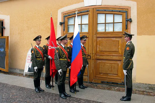 Warta honorowa z flagami Rosji w Twierdzy Pietropawłowskiej