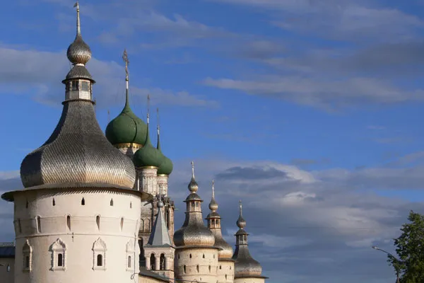 Srebrzyste i zielone kopuły baszt i cerkwi Kremla w Rostowie Wielkim