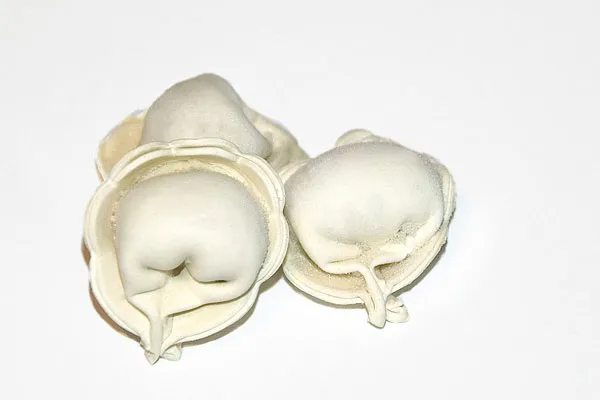 Rosyjskie pierożki z mięsnym farszem (pelmeni) chętnie spożywane na co dzień i od święta