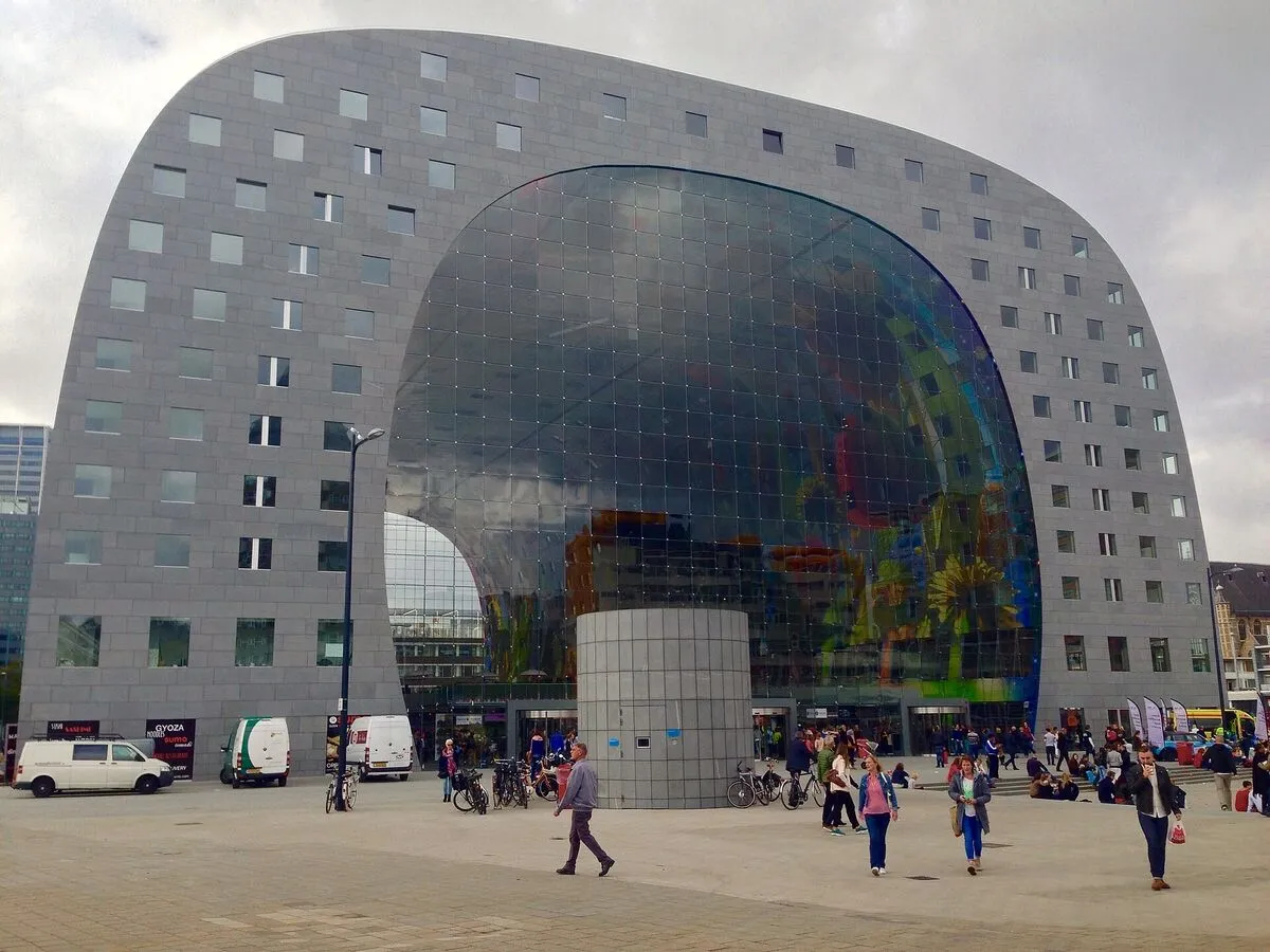 Hala targowa Markthal w Rotterdamie w kształcie podkowy z przeszkloną fasadą