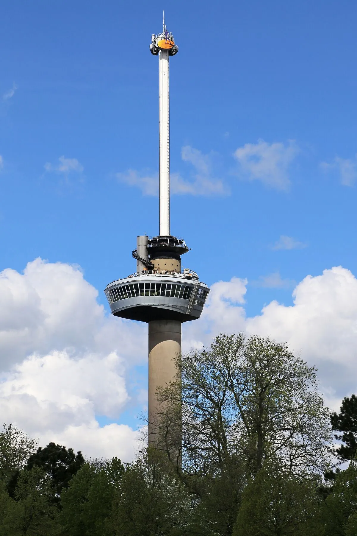 Wieża widokowa Euromast w Rotterdamie wznosząca się nad drzewami parku