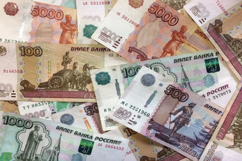 Rozłożone banknoty rosyjskie o nominałach 100, 500, 1000 i 5000 rubli