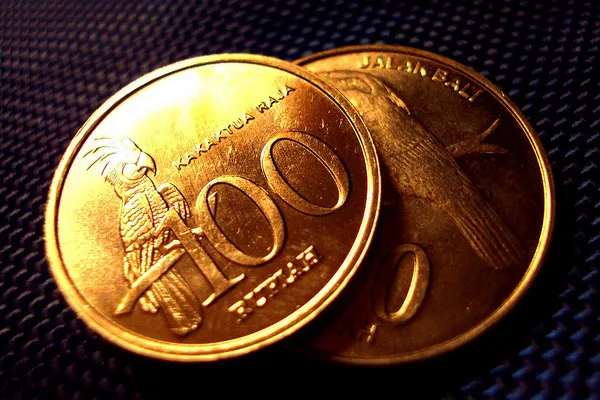 Dwie monety 100 rupii z kakadu i ptakiem na rewersie
