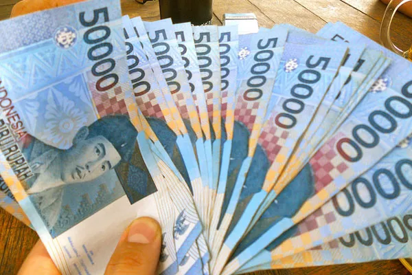 Plik banknotów o wartości 50 000 rupii