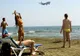 Samolot podchodzący do lądowania nad plażą McKenzie w Larnace, na piasku plażowicze
