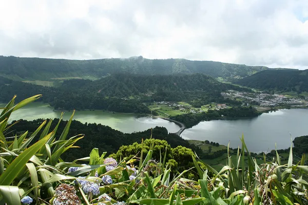 Zielone krajobrazy Lagoa Sete Cidades