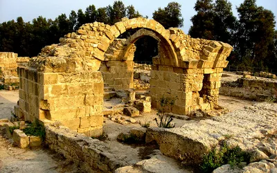 Kamienne ruiny zamku Saranda Kolones na terenie Parku Archeologicznego Kato Pafos