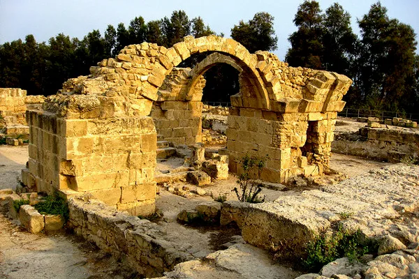 Zamek leży na terenie Parku Archeologicznego Kato Pafos