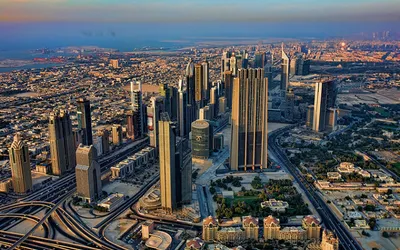 Wieżowce Dubaju wzdłuż Sheikh Zayed Road widziane z lotu ptaka o zachodzie słońca