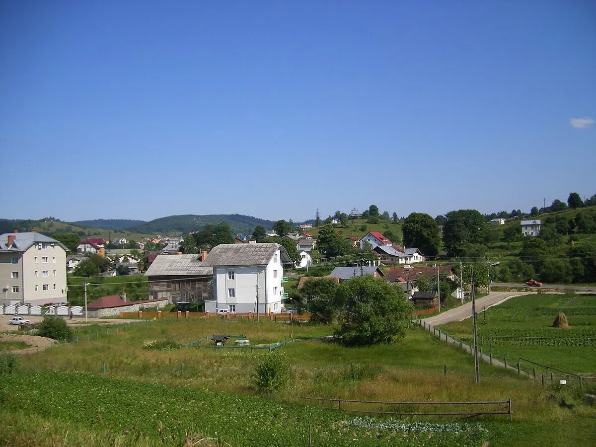 Widok na zabudowę Schidnicy otoczoną wzgórzami Karpat