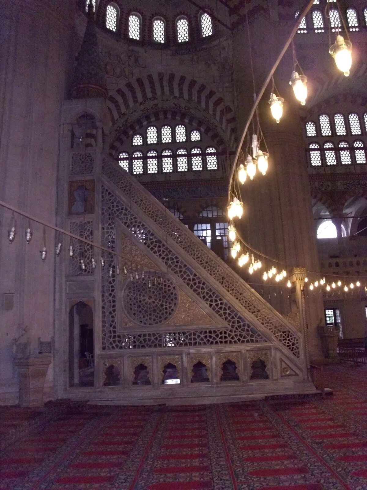 Marmurowy minbar z ażurowymi wzorami we wnętrzu meczetu Selimiye w Edirne