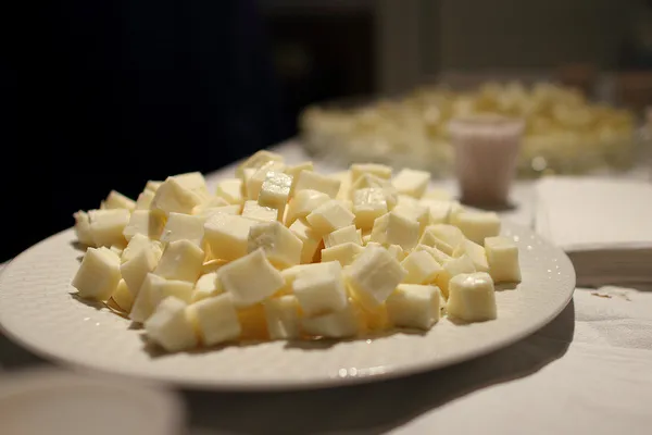 Talerz z pokrojonym w kostkę serem halloumi
