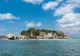 Granitowe głazy i palmy na wysepce Coco Island na Seszelach