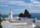 Białe domy z niebieskimi balustradami i minaret w Sidi Bou Saidzie, w tle Zatoka Tunisu